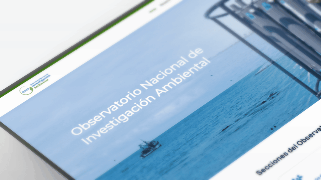 pantalla de una tablet y de fondo el portal del observatorio minam